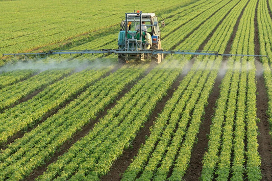 traktor opryskujący pole uprawne